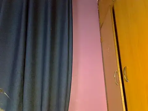 Snapshot of Queen_petite_ chatting on 11/23/25, 08:41 Queen petite online show from 11/23/25, 08:41