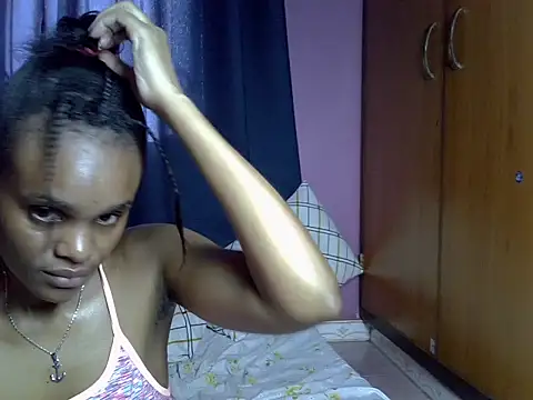 Snapshot of Queen_petite_ chatting on 11/29/25, 04:48 Queen petite online show from 11/29/25, 04:48