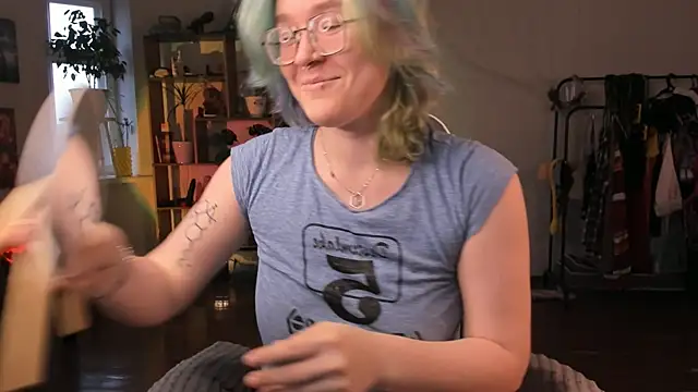 alisahug online show from 09/30/25, 12:21