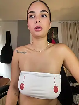 Snapshot of gabyaridi chatting on 03/10/25, 03:52 gabyaridi online show from 03/10/25, 03:52