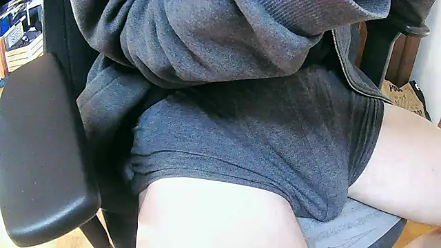 Snapshot of skinnyandthick chatting on 10/24/25, 01:07 skinnyandthick online show from 10/24/25, 01:07