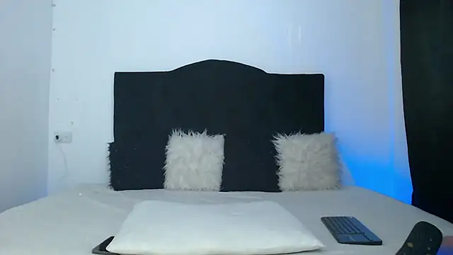 Snapshot of Jennifer_Louisee chatting on 02/19/25, 04:44 Jennifer Louisee online show from 02/19/25, 04:44