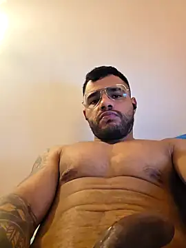 Snapshot of Macholatino8611 chatting on 10/14/25, 04:52 Macholatino8611 online show from 10/14/25, 04:52