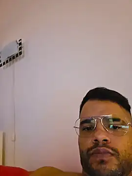 Snapshot of Macholatino8611 chatting on 11/08/25, 04:40 Macholatino8611 online show from 11/08/25, 04:40