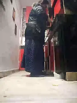 kirti  arora online show from 12/30/24, 04:31