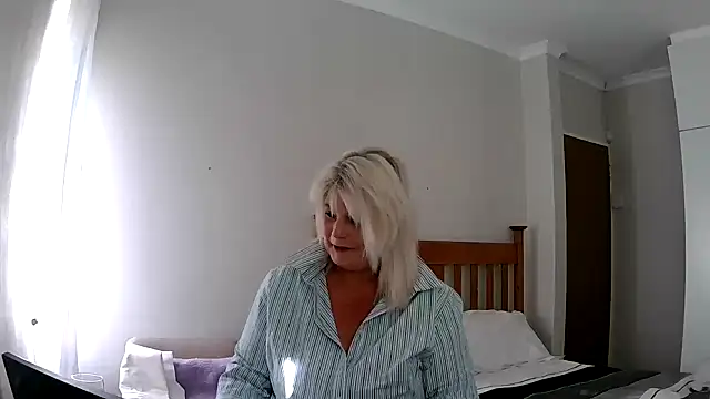 Snapshot of Miahotmilf chatting on 12/28/24, 03:26 Miahotmilf online show from 12/28/24, 03:26