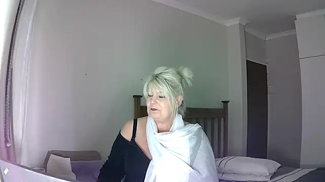 Snapshot of Miahotmilf chatting on 12/29/24, 09:09 Miahotmilf online show from 12/29/24, 09:09