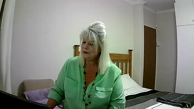 Snapshot of Miahotmilf chatting on 01/01/25, 07:43 Miahotmilf online show from 01/01/25, 07:43