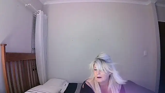 Snapshot of Miahotmilf chatting on 01/24/25, 06:35 Miahotmilf online show from 01/24/25, 06:35