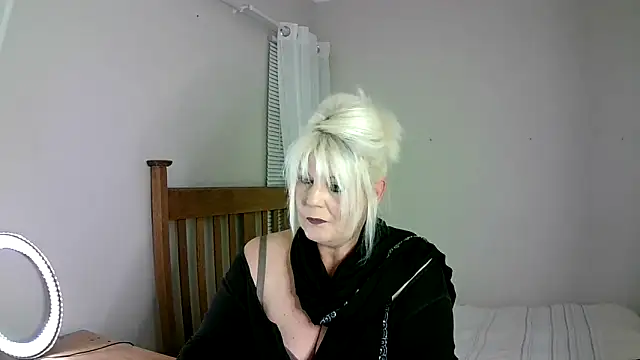 Snapshot of Miahotmilf chatting on 02/28/25, 07:35 Miahotmilf online show from 02/28/25, 07:35