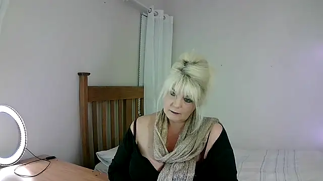 Snapshot of Miahotmilf chatting on 03/22/25, 06:36 Miahotmilf online show from 03/22/25, 06:36