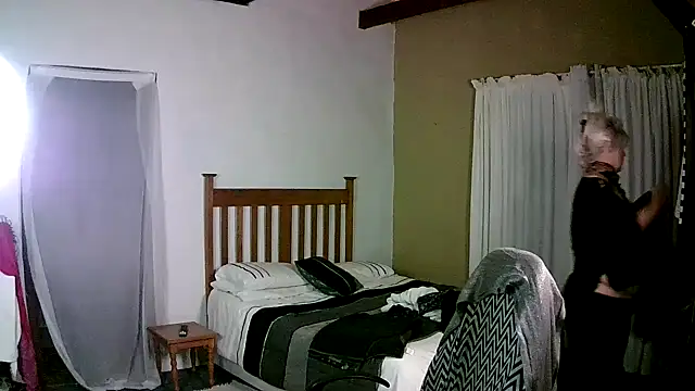 Snapshot of Miahotmilf chatting on 11/15/25, 10:04 Miahotmilf online show from 11/15/25, 10:04