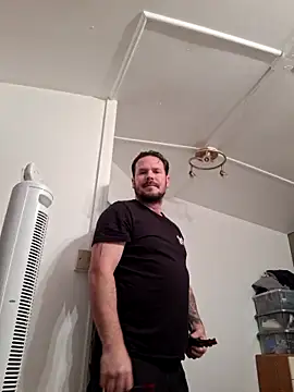 Snapshot of chrisB09 chatting on 12/15/25, 06:23 chrisB09 online show from 12/15/25, 06:23