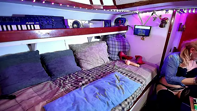 Snapshot of Honeykiss23 chatting on 01/16/25, 07:20 Honeykiss23 online show from 01/16/25, 07:20