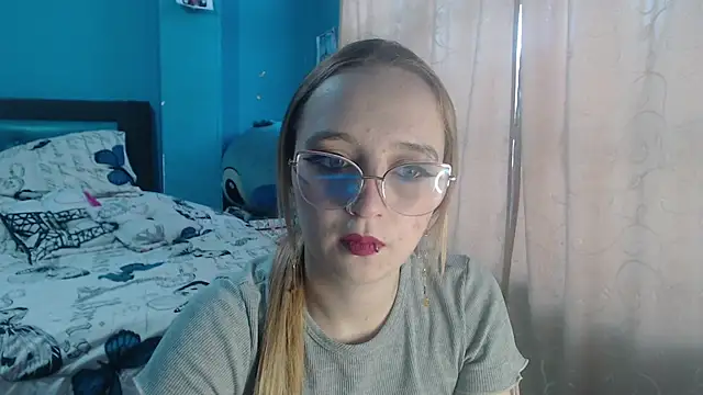 Liaroberts1 online show from 02/18/25, 11:44