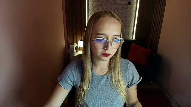 Snapshot of Liaroberts1 chatting on 06/17/26, 01:45 Liaroberts1 online show from 06/17/26, 01:45