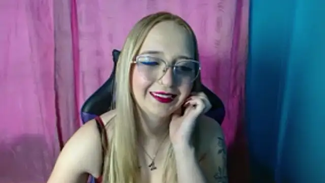Snapshot of Liaroberts1 chatting on 06/18/26, 01:48 Liaroberts1 online show from 06/18/26, 01:48