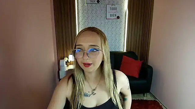 Snapshot of Liaroberts1 chatting on 06/22/26, 01:30 Liaroberts1 online show from 06/22/26, 01:30
