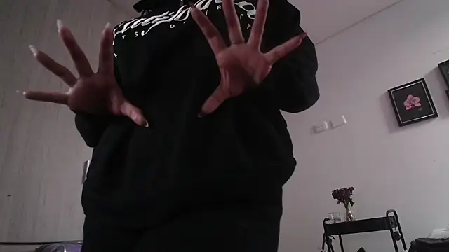 ninaevanss  online show from 04/28/26, 10:26