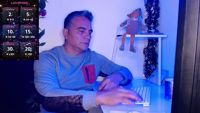 Snapshot of golden_punisher chatting on 12/05/24, 05:15 golden punisher online show from 12/05/24, 05:15