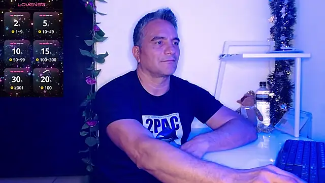 Snapshot of golden_punisher chatting on 12/08/24, 05:50 golden punisher online show from 12/08/24, 05:50