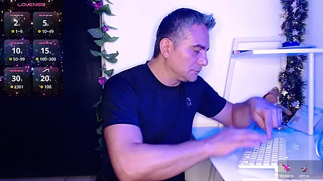 Snapshot of golden_punisher chatting on 12/11/24, 05:10 golden punisher online show from 12/11/24, 05:10