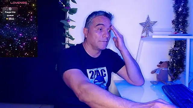 Snapshot of golden_punisher chatting on 12/22/24, 05:23 golden punisher online show from 12/22/24, 05:23