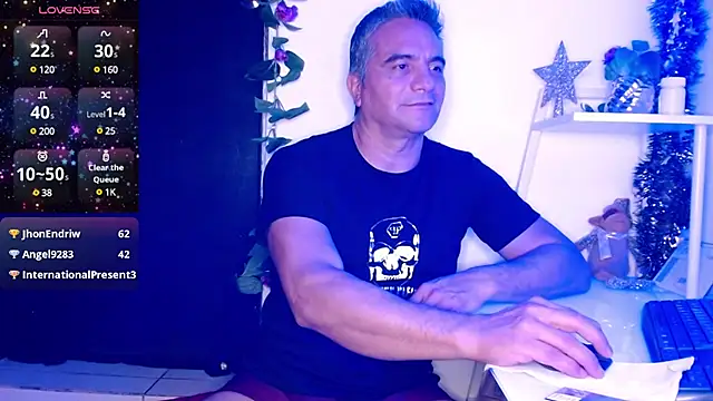 Snapshot of golden_punisher chatting on 12/30/24, 08:32 golden punisher online show from 12/30/24, 08:32