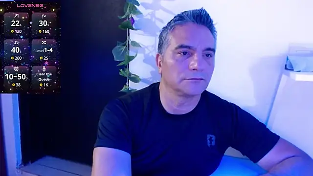 Snapshot of golden_punisher chatting on 01/25/25, 05:40 golden punisher online show from 01/25/25, 05:40