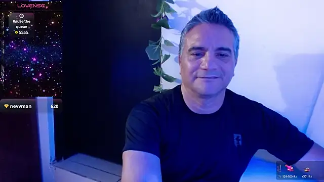 Snapshot of golden_punisher chatting on 01/25/25, 08:42 golden punisher online show from 01/25/25, 08:42