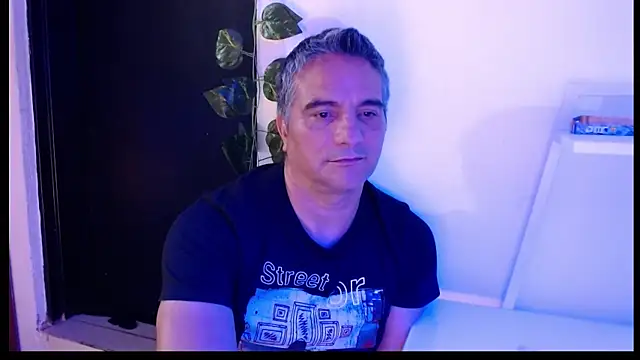 Snapshot of golden_punisher chatting on 02/05/25, 08:43 golden punisher online show from 02/05/25, 08:43