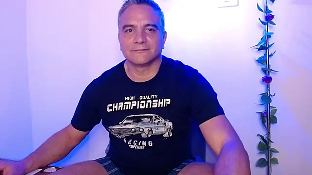 Snapshot of golden_punisher chatting on 03/01/25, 01:32 golden punisher online show from 03/01/25, 01:32