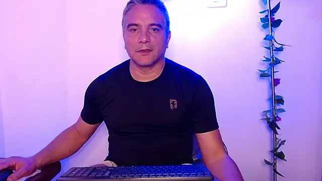 Snapshot of golden_punisher chatting on 03/13/25, 04:38 golden punisher online show from 03/13/25, 04:38