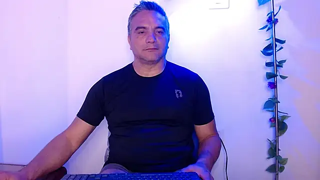 Snapshot of golden_punisher chatting on 03/14/25, 04:54 golden punisher online show from 03/14/25, 04:54