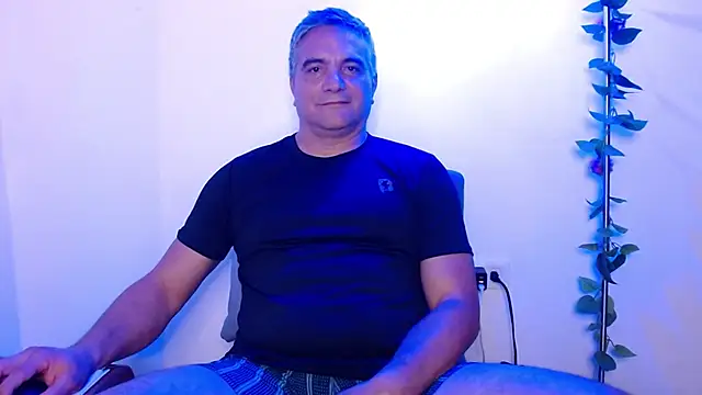 Snapshot of golden_punisher chatting on 03/17/25, 06:51 golden punisher online show from 03/17/25, 06:51