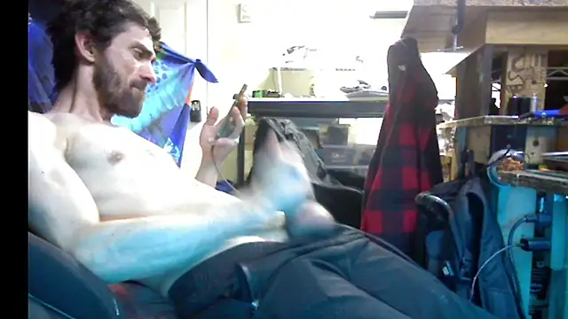 Snapshot of slendt94 chatting on 02/23/25, 04:13 slendt94 online show from 02/23/25, 04:13