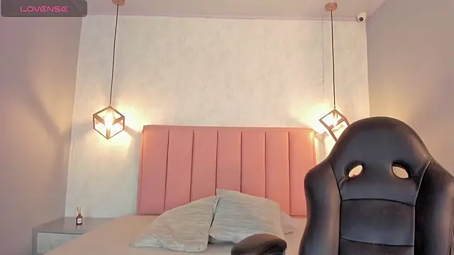 SUNNYCYRUS online show from 10/28/25, 12:41