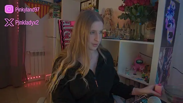 Snapshot of Pinkyladyxxx chatting on 01/15/26, 11:52 Pinkyladyxxx online show from 01/15/26, 11:52