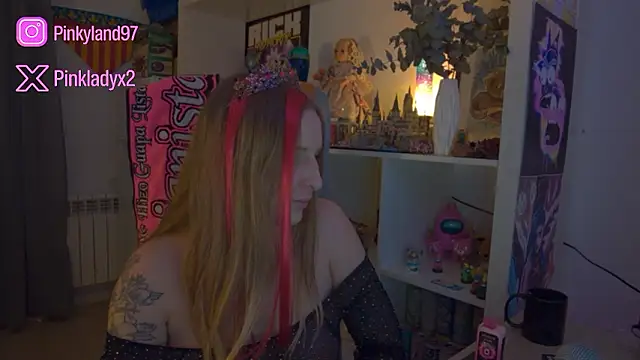 Snapshot of Pinkyladyxxx chatting on 02/15/26, 11:45 Pinkyladyxxx online show from 02/15/26, 11:45