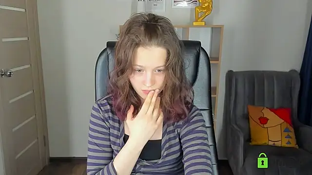 Snapshot of Alina_Mills chatting on 05/16/26, 06:43 Alina Mills online show from 05/16/26, 06:43