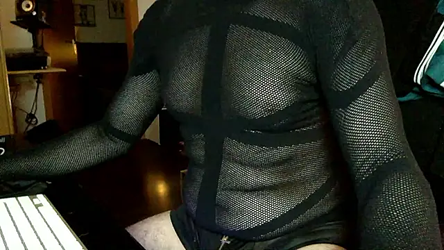 Snapshot of tomz0819 chatting on 09/13/25, 12:43 tomz0819 online show from 09/13/25, 12:43