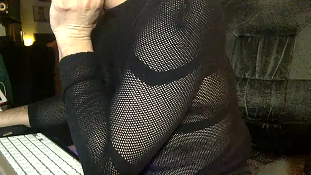 Snapshot of tomz0819 chatting on 11/03/25, 11:26 tomz0819 online show from 11/03/25, 11:26