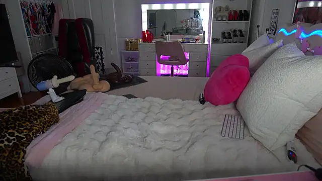 Snapshot of emmagray001 chatting on 02/04/26, 02:34 emmagray001 online show from 02/04/26, 02:34