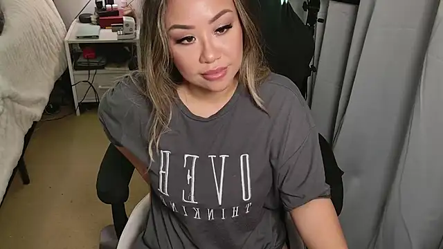 Snapshot of SpikedBella chatting on 03/19/25, 11:57 SpikedBella online show from 03/19/25, 11:57