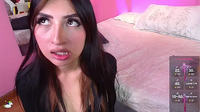 Snapshot of Nicolette_ks_ chatting on 12/17/24, 04:11 Nicolette ks online show from 12/17/24, 04:11