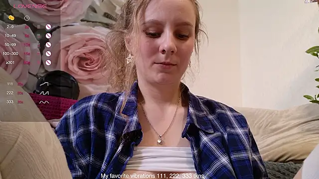 Snapshot of Hot_Thumbelina chatting on 02/20/26, 06:26 Hot Thumbelina online show from 02/20/26, 06:26