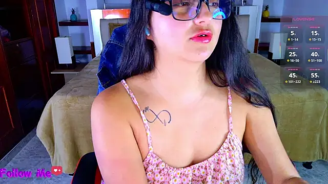 Snapshot of scarlleth_ chatting on 12/02/25, 12:21 scarlleth online show from 12/02/25, 12:21