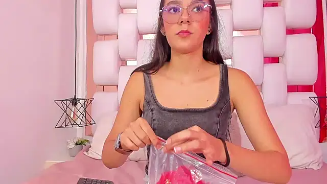 EmmyCruzZ online show from 11/24/25, 07:13