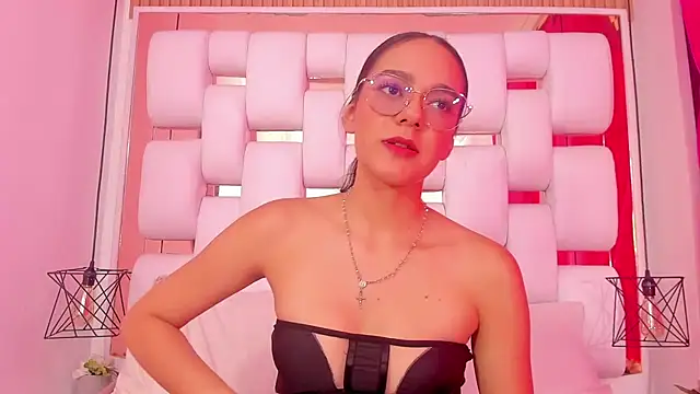 EmmyCruzZ online show from 12/04/25, 07:00