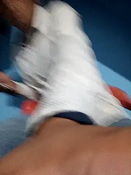 Snapshot of Leonul chatting on 12/18/24, 06:21 Leonul online show from 12/18/24, 06:21